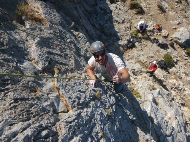  Divirtiéndose escalando 
